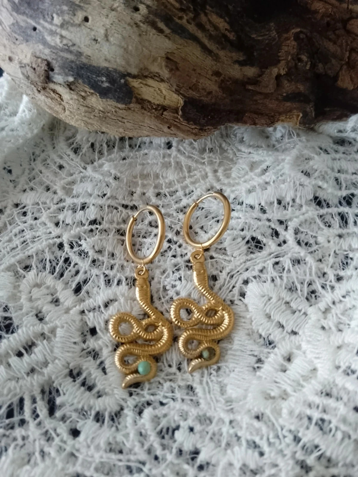 Créoles serpents dorés et pierres de turquoise africaine